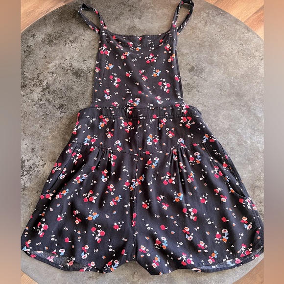 Free People Pants - NWOT. Free People Black Floral Romper. Criss-Cross adjustable back straps. S/P